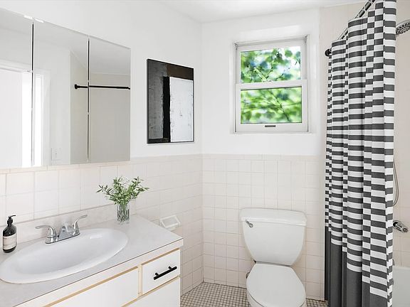 5th image of 76 Franklin St APT 2R