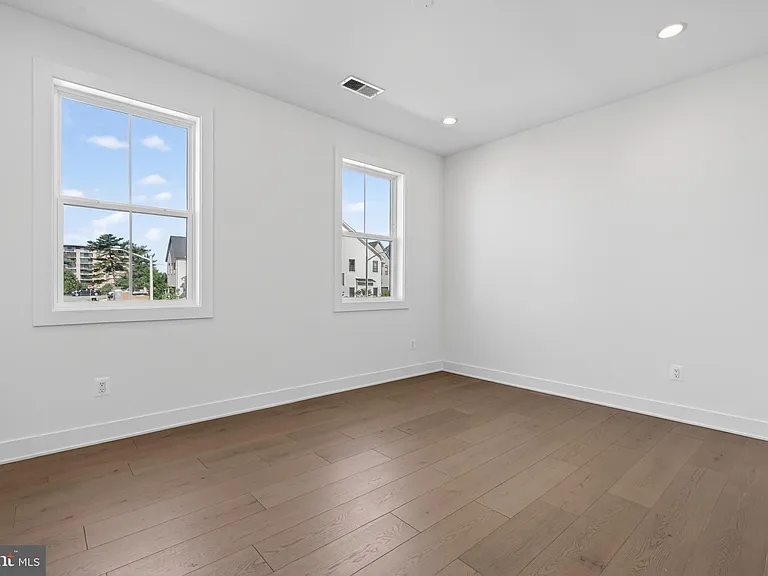 861 N Manchester St — Photo 62