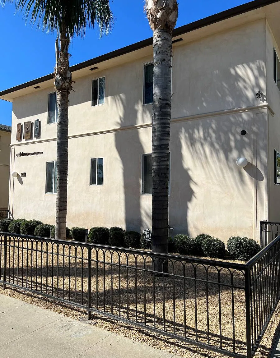 1117 S Cochran Ave in Los Angeles, CA 90019 — Photo 4
