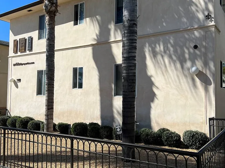 1117 S Cochran Ave — Photo 4