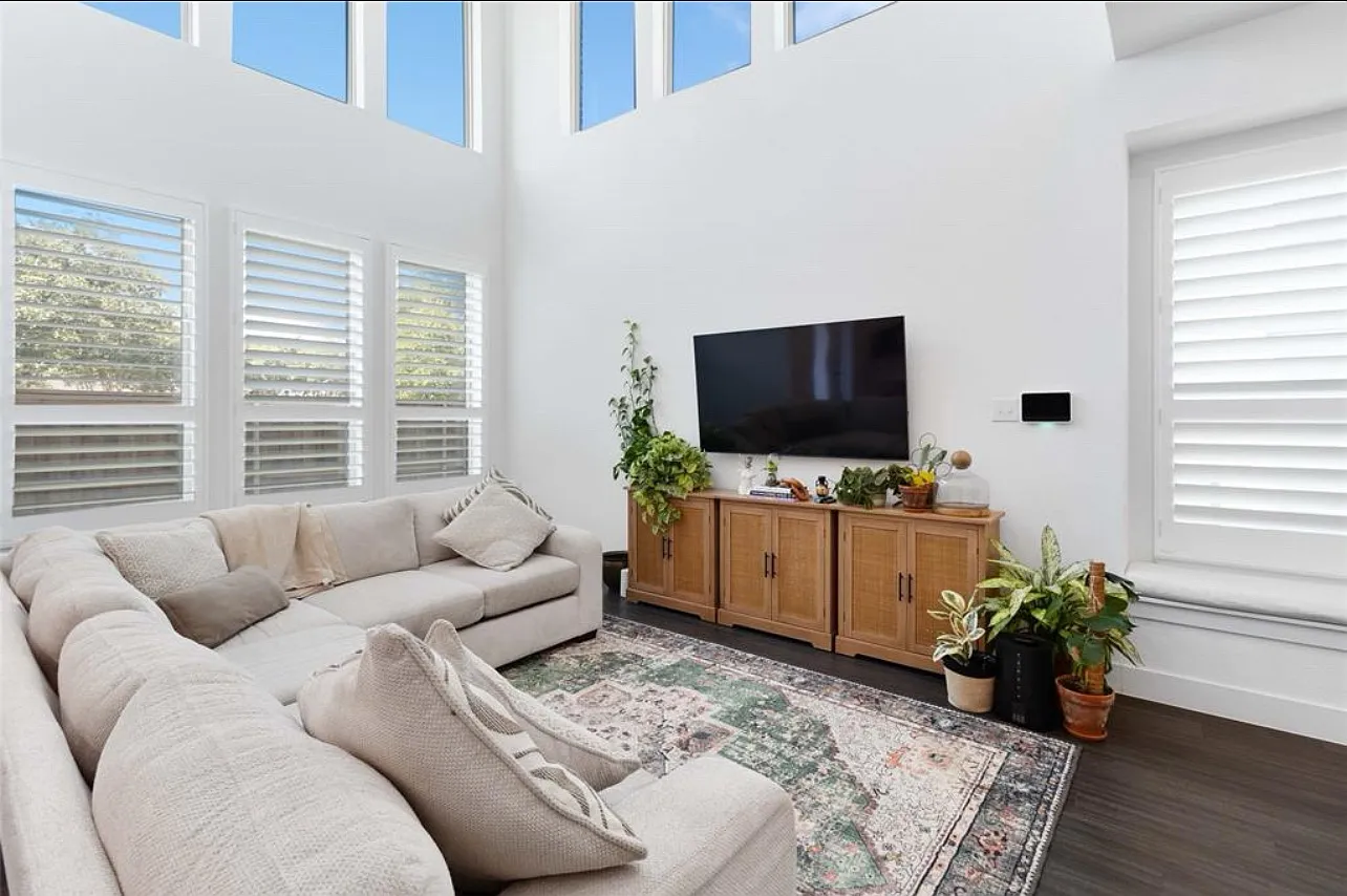 1131 Queensdown Way — Photo 3
