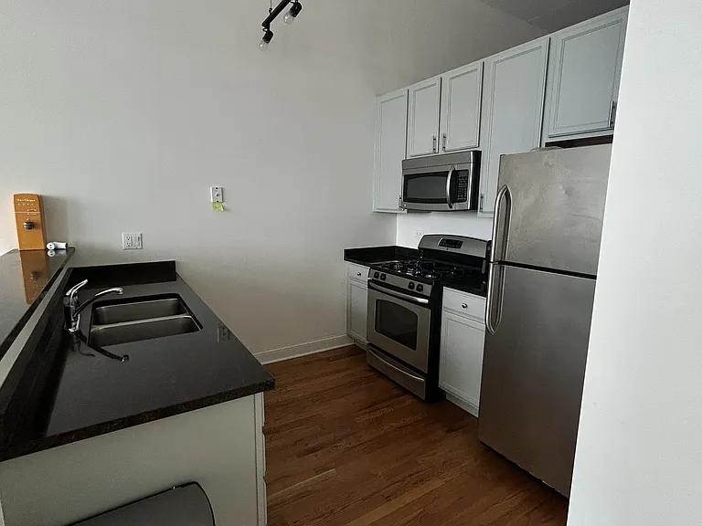 1224 W Van Buren St #615 — Photo 5
