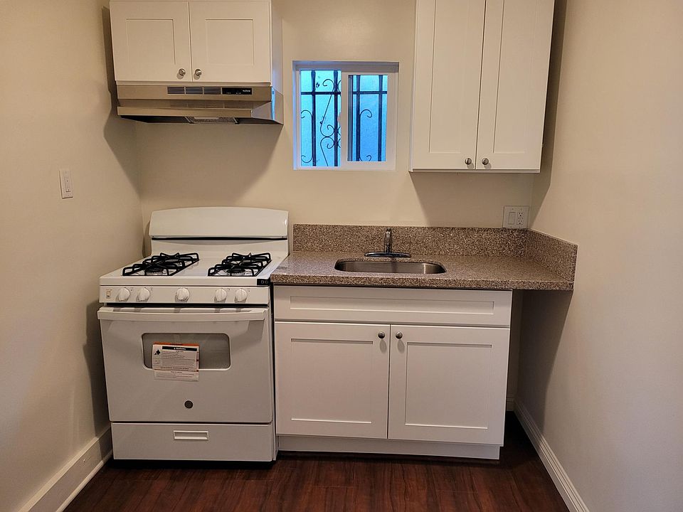 2nd image of 4748 Elmwood Ave APT B