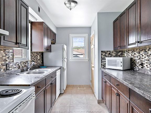 5th image of 3200 Longfellow Ave
