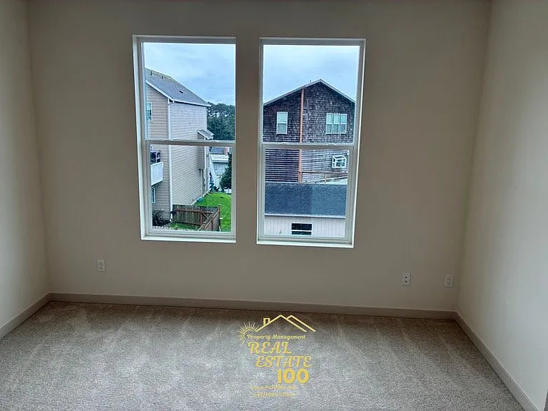 305 SE Port Ave E — Photo 11
