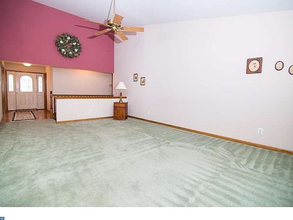 Living room, vaulted ceiling