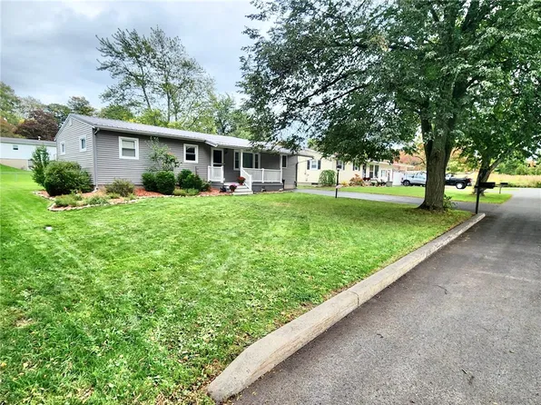 32 Meadowbrook Dr, Auburn, NY 13021