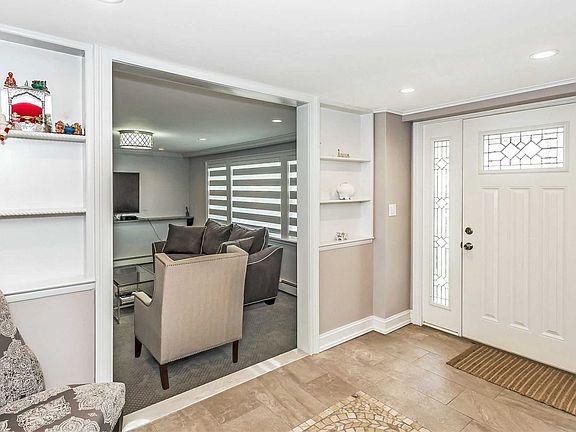 3rd image of 7 Greentree Cir