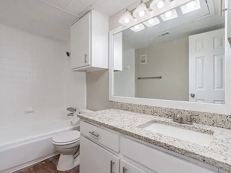 A1 - 1BD, 1BA - 625SF - Bathroom