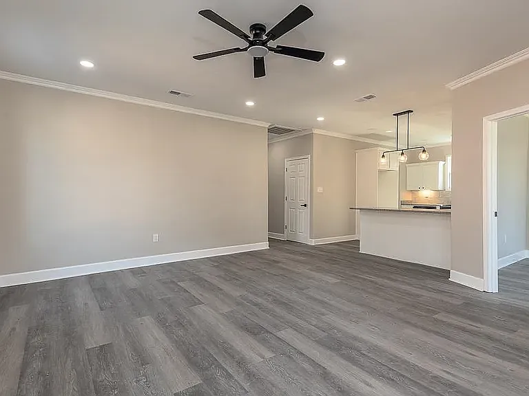 954 S Willett St — Photo 8