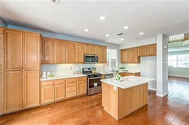 4 bed, 2457 sqft, $4,900 — Photo 2