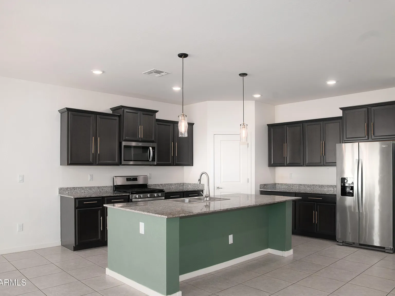 4 bed, 2.0 bath, 1976 sqft, $2,100 — Photo 2