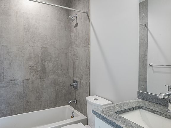4th image of 1647 W Irving Park Rd #2W