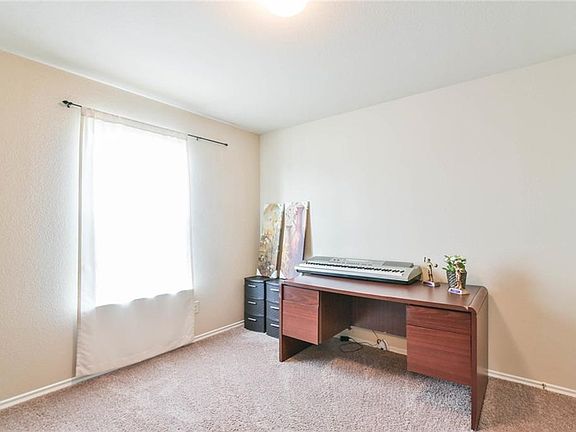 5th image of 232 Thoroughbred St