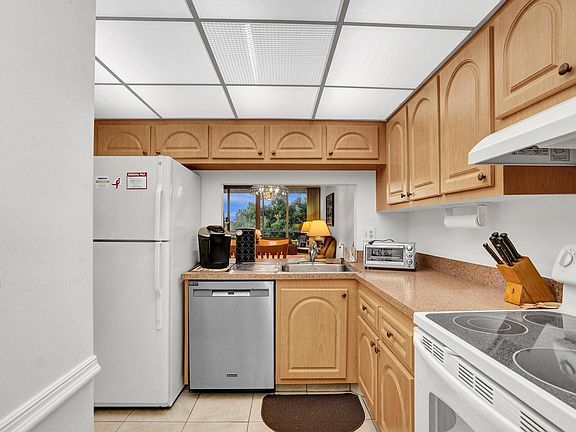 5th image of 9235 Lagoon Place #301