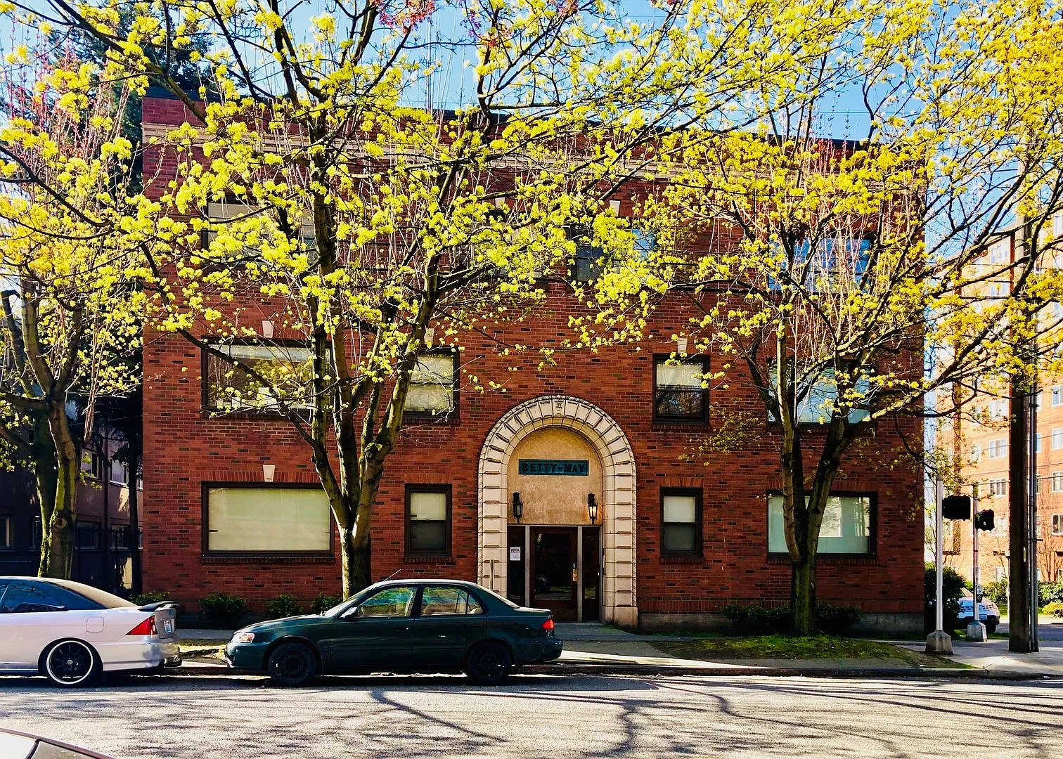 Betty May Apartments — Photo 4