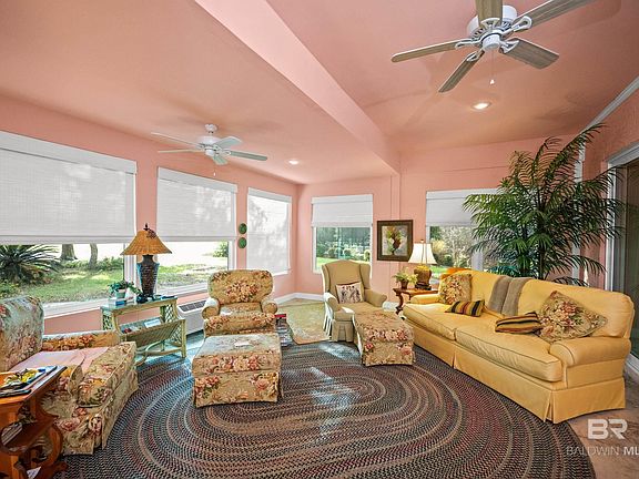 4th image of 404 Peninsula Blvd