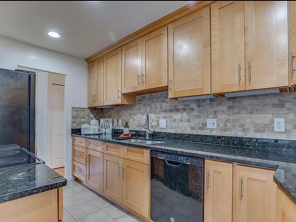 5th image of 2801 Reign St
