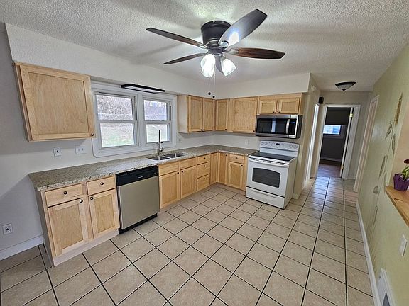 3rd image of 206 Lake Ave