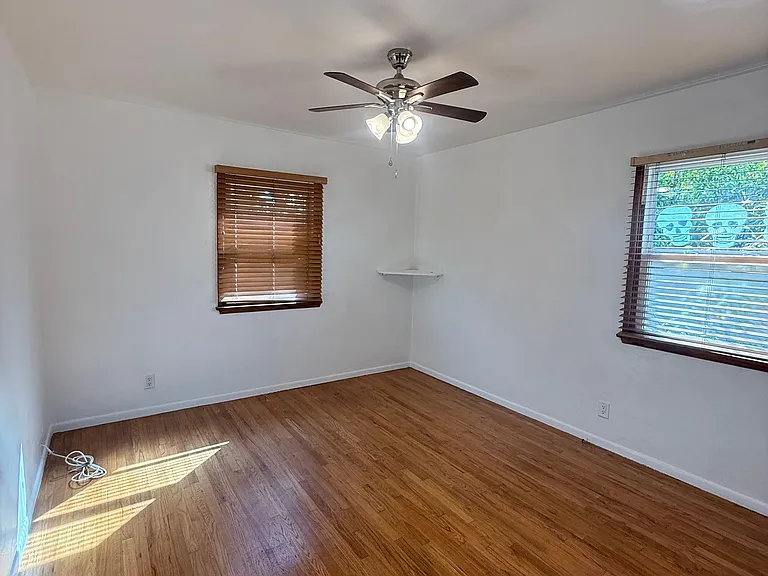 528 N Maria Ave — Photo 2