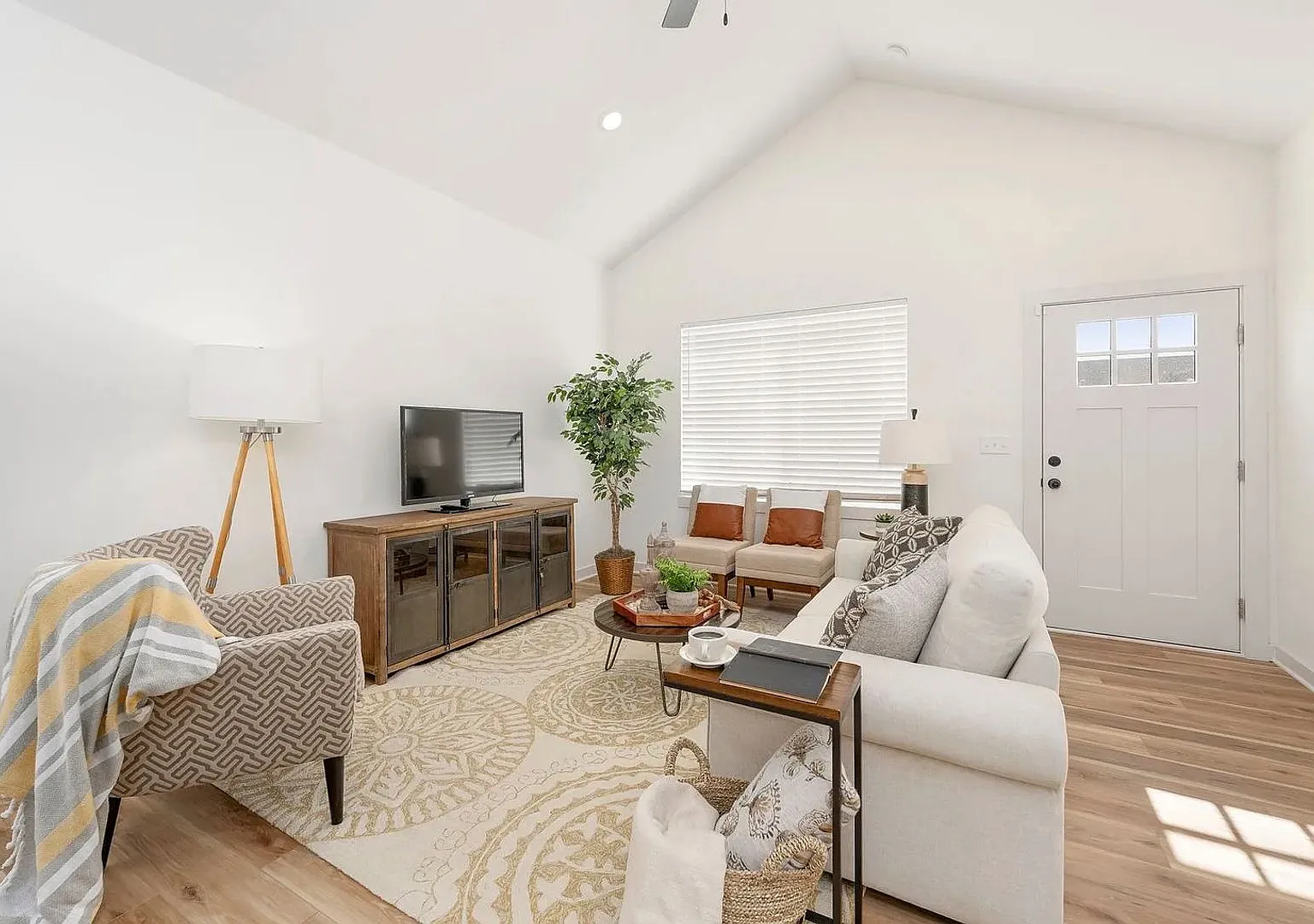 Spacious 3-Bedroom 2-Bathroom Villa — Photo 2