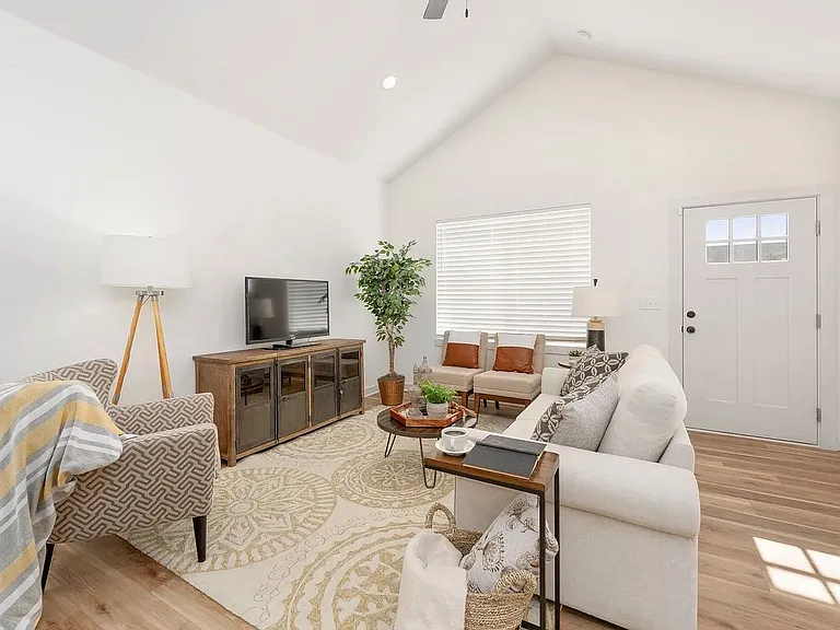2412 W Elk Ridge Ave — Photo 2