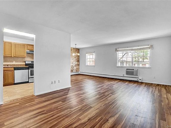4th image of 55 Doxbury Ln