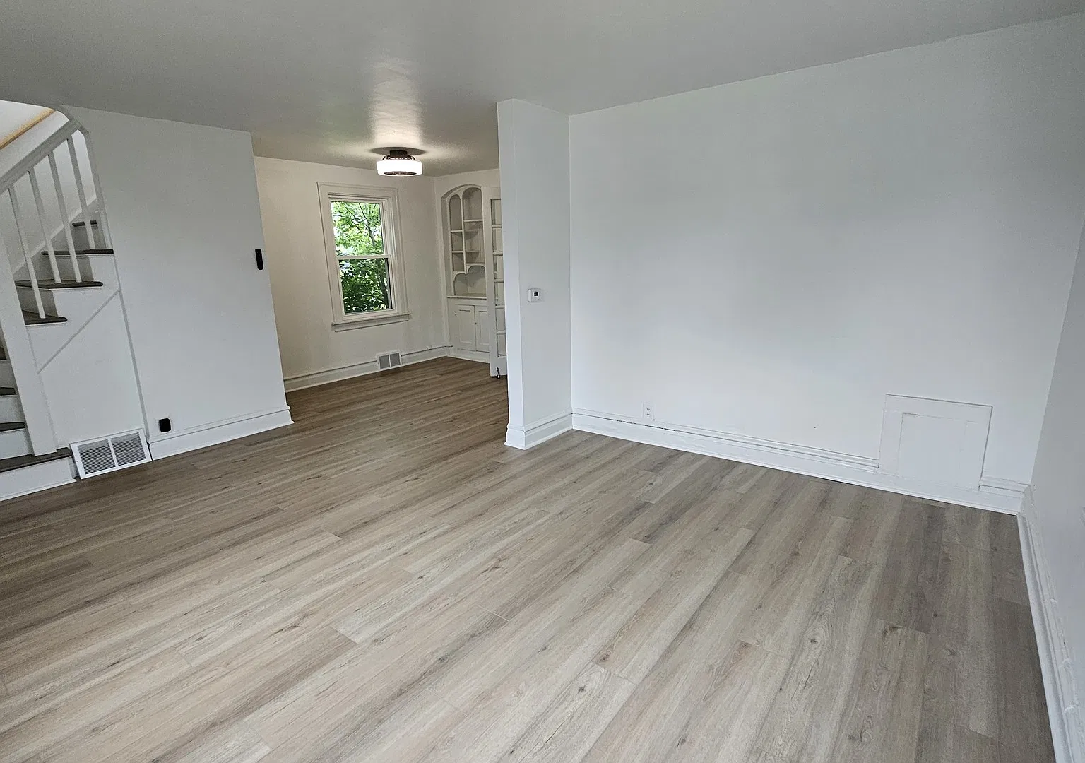 3 bed, 1056 sqft, $2,300 — Photo 4