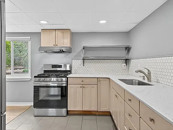 3231 E Louise Ave — Photo 3