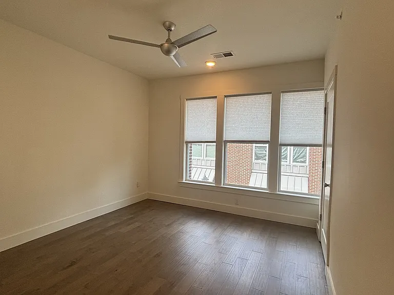 Upstairs bedroom. Both rooms are the same size.