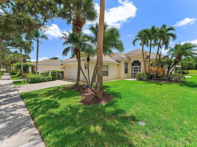 8485 SE Palm Hammock Ln — Photo 1