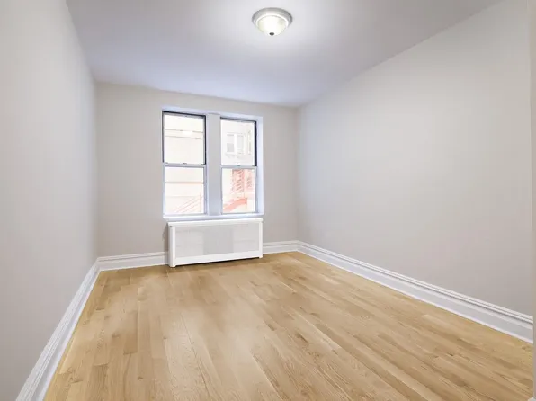 156-08 Riverside Drive West image 4 of 6