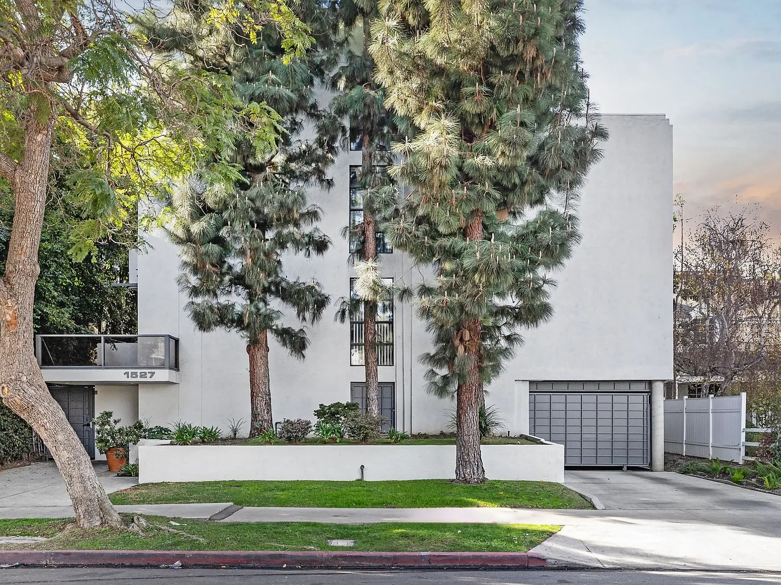 1527 Veteran Ave — Photo 2