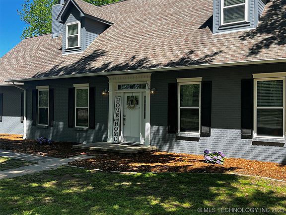 5th image of 1906 NE Oakridge Dr