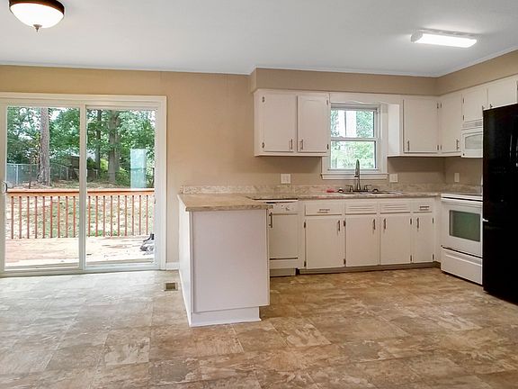 3rd image of 125 Camden Dr