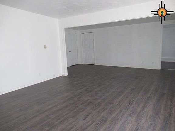 3rd image of 1415 E Rose Ln