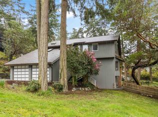 2753 Arbutus Rd, Saanich, BC V8N 5X7