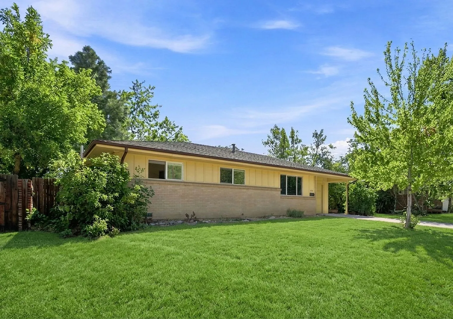 Spacious 3 Bedroom House with Garage and Large Yard! — Photo 3