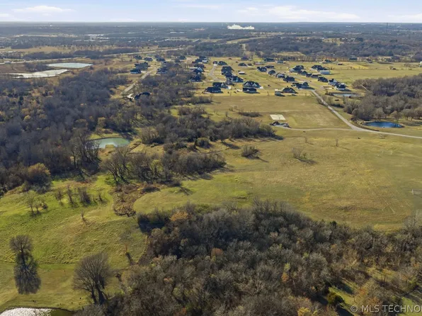 39 S 305th East Ave, Coweta, OK 74429