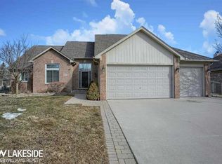 36613 N Pointe Dr, New Baltimore, MI