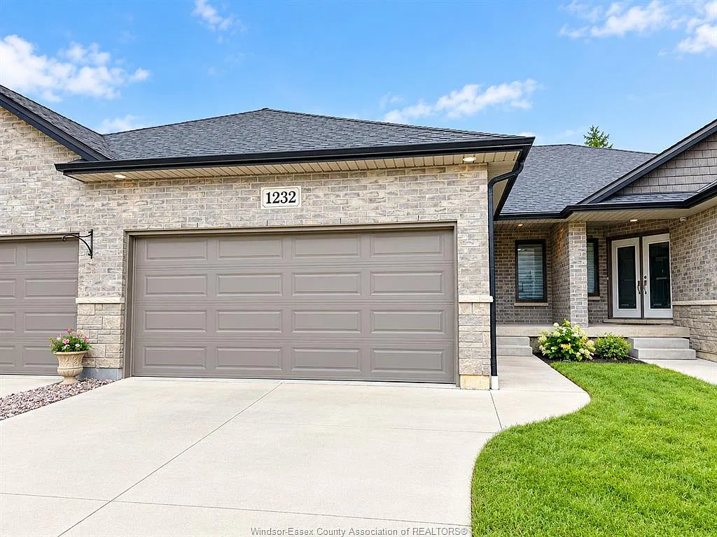 4 bed, $2,800 — Photo 1