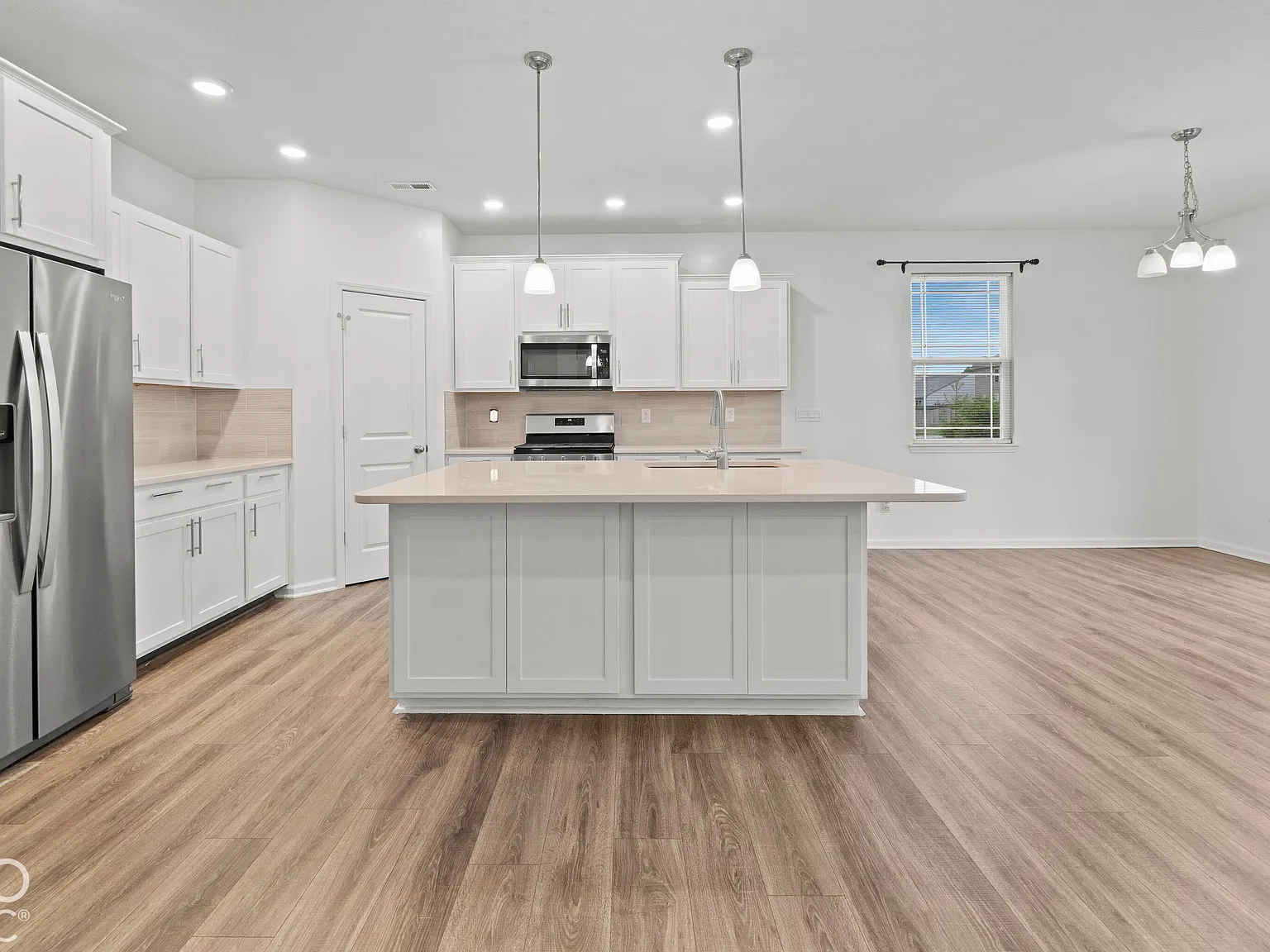 3 bed, 2.5 bath, 2463 sqft, $2,300 — Photo 4
