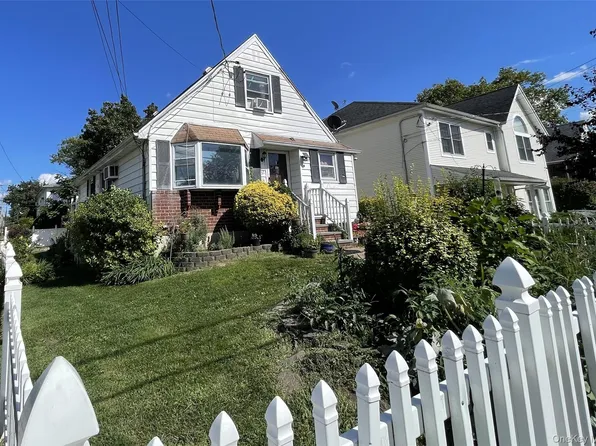 32 Edgewood Road, Port Washington, NY 11050