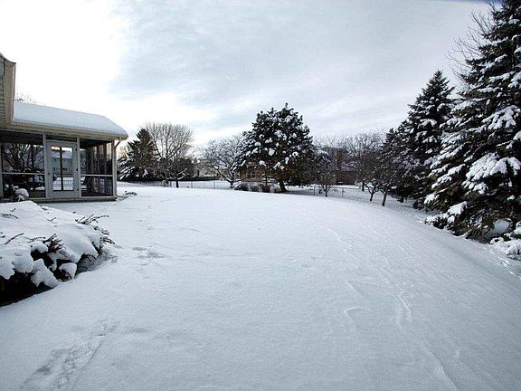 4th image of 957 Evergreen Ln