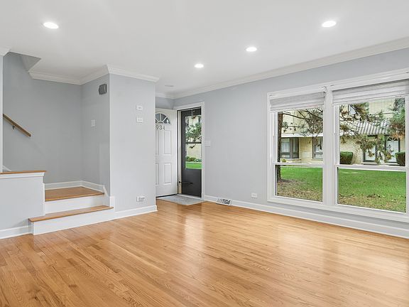 2nd image of 934 N Wheeling Rd