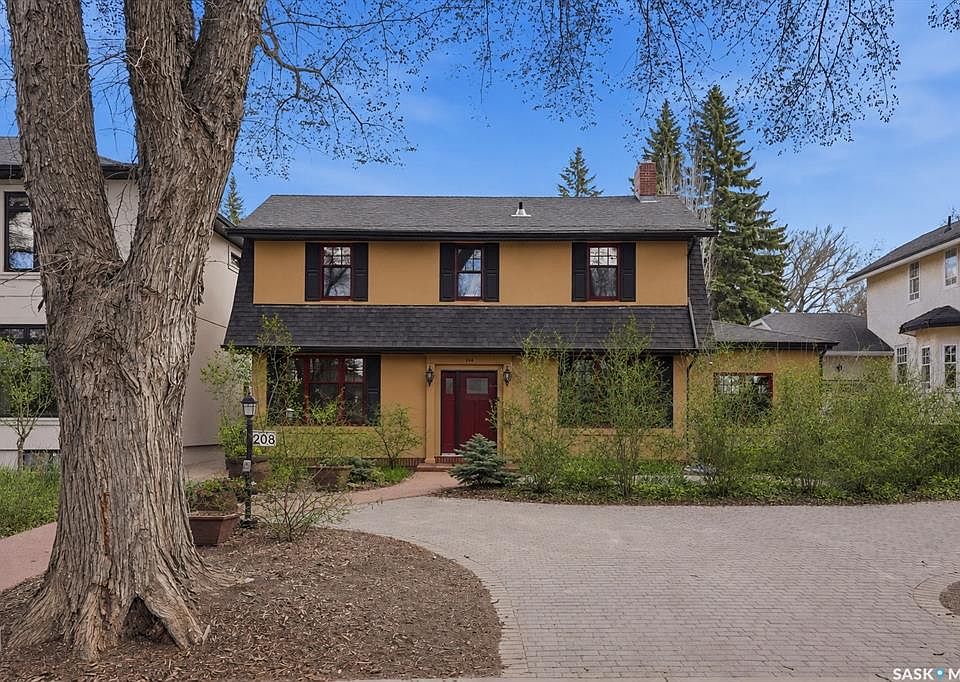 1st image of 208 Saskatchewan CRESCENT W