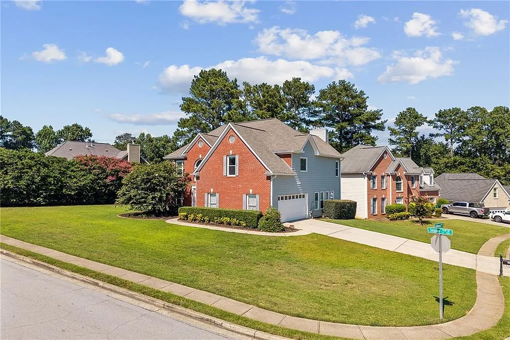 4 bed, 2.5 bath, 2706 sqft, $2,600 — Photo 2