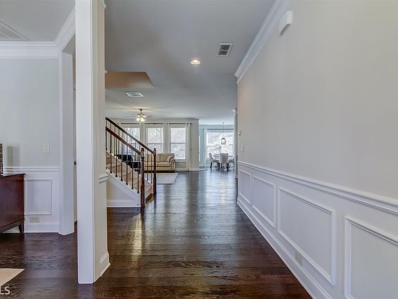 3rd image of 1110 Roswell Manor Cir