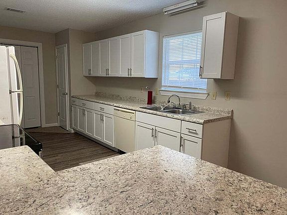 3rd image of 207 Seville Cir