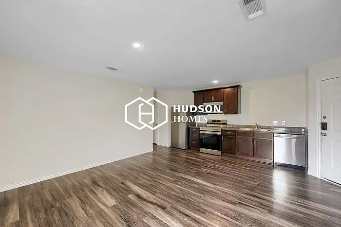 3 bed, 2.0 bath, 980 sqft, $1,299 — Photo 4
